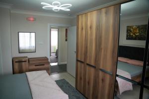 里泽Sama house的一间卧室配有木制衣柜和一张床
