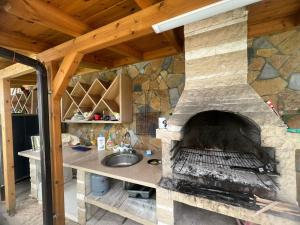 伏罗拉Guest Room Angolo Toscano的厨房配有石炉和水槽