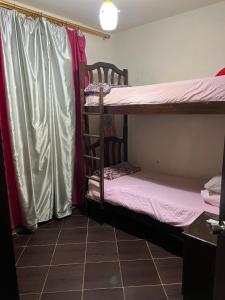 马特鲁港Porto Matrouh Chalet X Rent family only的客房设有两张双层床和一扇窗户。