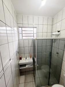 坎皮纳斯Suíte Proença的一间带玻璃淋浴和水槽的浴室