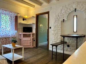 卡韦松·德·拉·萨尔Antaviana Cantabria的客厅配有桌子和电视