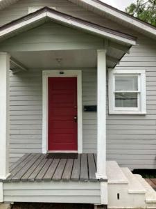 拉斐特Cozy Solo Escape的房屋前的红色门
