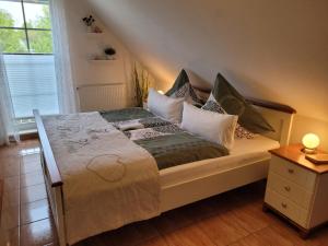 青斯特Lilly & Fine的一间卧室配有一张大床和枕头