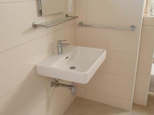 沃尔特湖畔韦尔登Seeappartements Excelsior的白色的浴室设有水槽和镜子