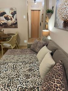 里约热内卢BeM Ipanema的一间设有一张带豹纹图案毯的床的客房