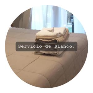 查克拉斯德科里亚La Pausa, Departamentos y Casas的床上的镜子,上面有一堆毛巾