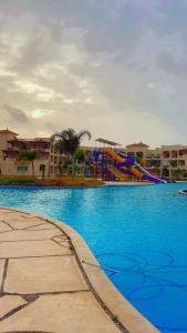 Al Ḩammādpharma beach resort x rent قرية الصيادلة بلطيم的一个带滑梯和游乐场的水上公园