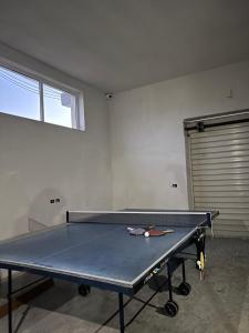 培拉特A&A House的带车库的客房内的乒乓球桌