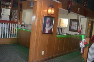 圣克劳斯Santa's Lodge的墙上有一张男人的照片的房间