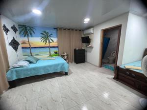 BuenavistaBella Marcela的卧室配有一张床,海滩画