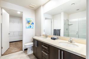 洛杉矶2BR Modern Luxury Oasis WeHo的一间带水槽和卫生间的浴室