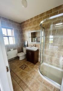 卡索曼Conree Lodge的带淋浴、卫生间和盥洗盆的浴室