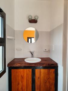 卡法亚特La Emilia的一间带水槽和镜子的浴室