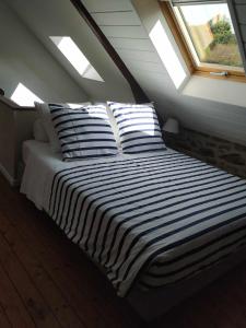 康卡勒studio Marie的阁楼内的带条纹枕头的床