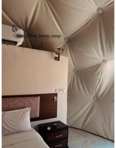 瓦迪拉姆Rum Mere luxury camp的一间卧室配有一张床和一个帐篷