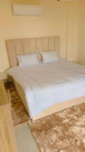伊尔比德Amazing Rooftop for rent in Irbid的一间卧室配有一张带白色床单的大床