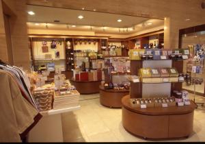 白滨柳屋酒店的商店里有许多物品的商店