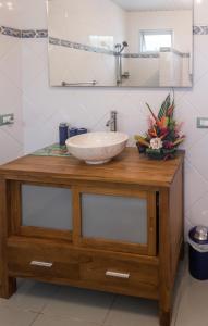 波拉波拉PARADISE的木制橱柜顶部带水槽的浴室