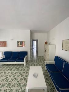 伊斯基亚channel house的客厅配有蓝色的沙发和桌子
