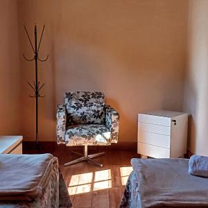 帕萨夸特鲁Casinha Verde的一间卧室配有椅子和梳妆台