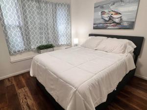 亨博尔The Wisteria的一间卧室配有一张带白色床单的大床
