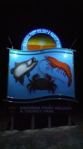 卡伦巴Karumba Point Holiday & Tourist Park的鱼水族馆的标志,有两只鱼