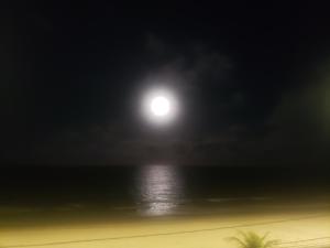 若昂佩索阿Pousada e Hostel sol e mar的海滩上满月