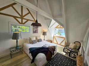 欧尼坦基视点度假屋的一间卧室设有一张床和一个窗口