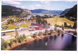 ByglandReiårsfossen Hostel & Camping的享有湖畔小镇的空中景色