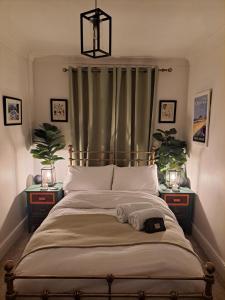 巴恩斯特珀尔The cosy nook的一间卧室配有一张带2个床头柜的大床