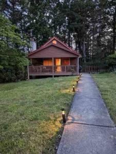 Mount NeboSummersville Lake Rd Cabin - Pet Friendly!的通往房子的路径