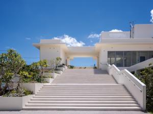 今归仁村Private condo Kourijima by Coldio Smart Resort的通往蓝天房子的楼梯