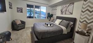 基洛纳Lake View Beach, Marina, Pool, HT的一间卧室配有一张床和一把椅子