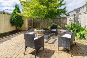 渥太华Modern Cozy 4BR Home with Sunny Patio的一个带桌椅的庭院和围栏