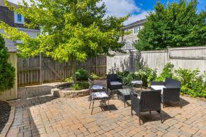渥太华Modern Cozy 4BR Home with Sunny Patio的一个带桌椅的庭院和围栏