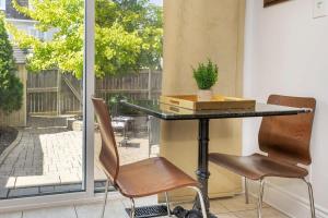 渥太华Modern Cozy 4BR Home with Sunny Patio的窗前的一张桌子和两把椅子