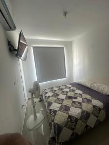 巴耶杜帕尔Mónaco的一间卧室配有一张带被子和台灯的床