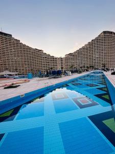 艾因苏赫纳Chalet in Porto Sokhna Beach Resort的大型建筑前的大型游泳池