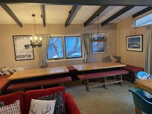 布勒山Nutcracker Ski Club的客厅配有大桌子和长凳