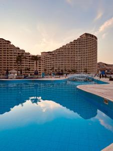艾因苏赫纳Chalet in Porto Sokhna Beach Resort的酒店前方的大型游泳池