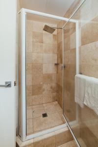 维拉港水手公寓酒店的浴室里设有玻璃门淋浴