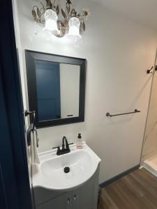 帕尔默Bugge Room 203, Hyland Hotel的一间带水槽和镜子的浴室