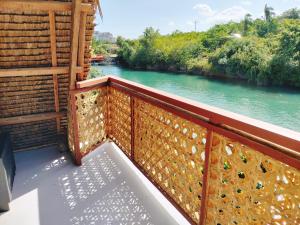 道伊斯Riu del Mar Hostel的河景阳台