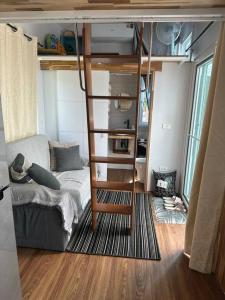 苏梅岛BRAND NEW Beachfront Tiny Home Oniro的小房间设有双层床和沙发