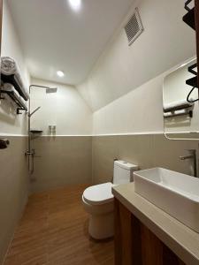 圣巴勃罗Diwata Nature Resort的浴室配有白色卫生间和盥洗盆。
