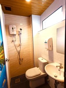伯恩仓HOTEL POP ASH的带淋浴、卫生间和盥洗盆的浴室