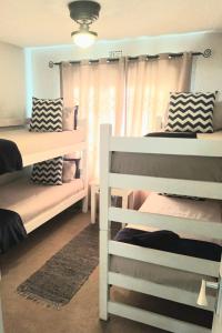 乌旺戈海滩Laguna la Crete 214的一间卧室设有两张双层床和一扇窗户。