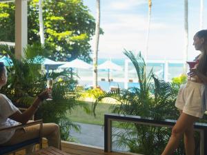 哈林海滩Explorar Koh Phangan - Adults Only Resort and Spa的站在窗前的男人和女人