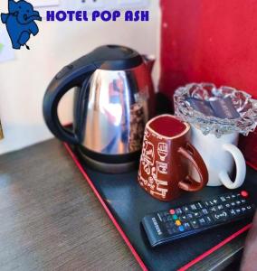 伯恩仓HOTEL POP ASH的茶壶和杯子以及遥控器