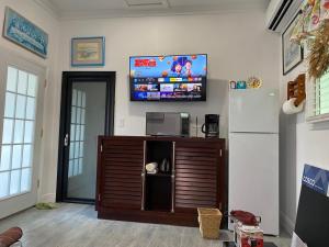 拿骚Sea Shells的一间带电视和冰箱的客厅